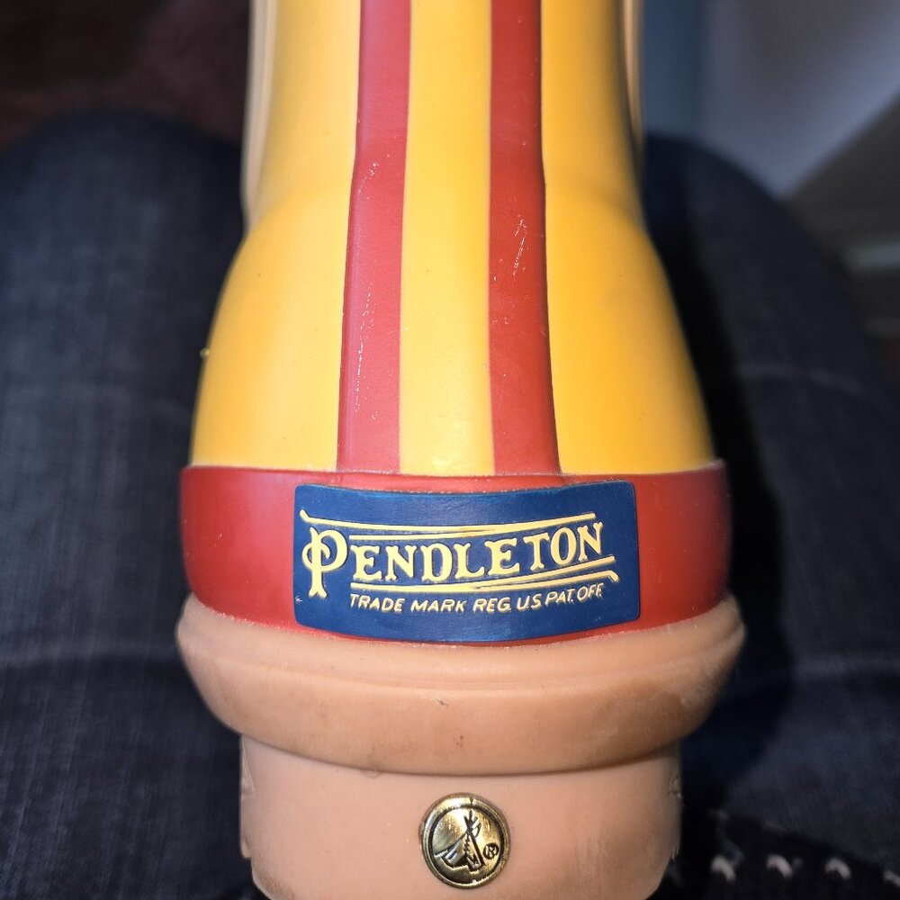 Pendleton Rainboots - think Donald-duck's superhero cape for your feet! Size 10 - Picture 7 of 7
